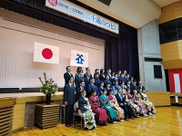 一之宮地区二十歳のつどいで市長とともに記念撮影