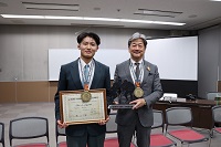 世界大会で優勝した田島徳文さんと記念撮影