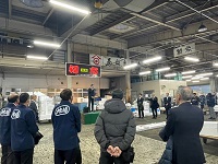 公設地方卸売市場「初市」での市長あいさつ
