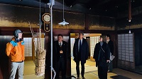 丹生川町田中家住宅視察で説明を受ける市長