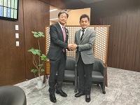今月退職される河合孝憲県副知事と握手を交わす市長