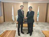2月に退任される古田肇県知事と握手を交わす市長