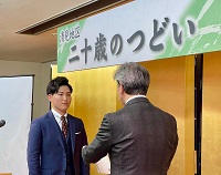 「高山へのアイデア」で市長賞を受賞した巣内丈嗣さんへ賞金を授与