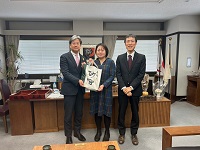 飛騨の砂守広報大使の岩見香織さんと石井崇神通川水系砂防事務所長