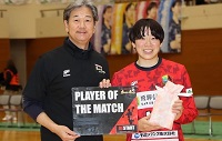 MVP選手とともに記念写真