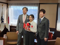 友好都市中国麗江市からの自治体職員協力交流研修員・楊さんと渡辺市議会議長とともに記念撮影