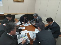 須藤明裕総務省自治財政局官房審議官（財政制度・財務担当）に対し除雪費等の説明を行う市長