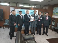 吉岡幹夫国土交通事務次官に対し除雪費等要望書を手交する市長