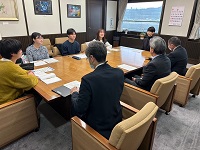 市長へインタビュー取材する岐阜大学医学生