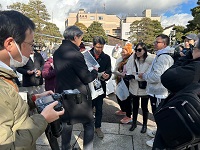 外国人旅行者向けにマナー啓発活動を行う市長