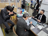 書かない窓口の体験デモンストレーションを行う市長