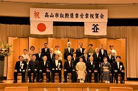 叙勲褒章を受章された皆さまと記念撮影