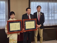 市へ寄付をされた東仁郎さん順子さん夫妻