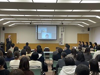 実践報告会であいさつをする市長