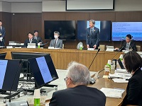 市行政経営推進委員会であいさつをする市長