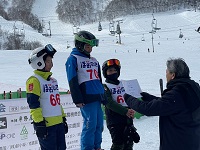 つむぎカップスキー大会で表彰状を授与する市長