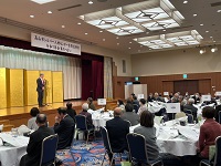 シルバー人材センター会員のつどいであいさつをする市長