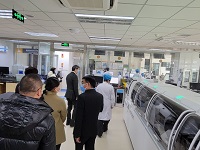 市への派遣医師研修員らと麗江市人民病院内を視察する市長