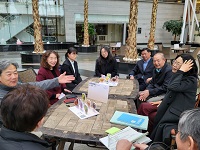 昆明市で歴代の高山市国際交流員らと面談する市長