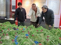 東巴（トンパ）文化博物館を視察する市長ら