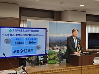 定例記者会見を行う市長