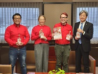 「飛騨トマトクラフトジン」を紹介した蒲優祐ゴーアヘッドワークス代表取締役ら