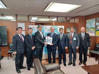 吉岡幹夫国土交通事務次官に対し除雪費等に関する要望書を手交する市長