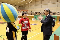 飛騨高山ブラックブルズ岐阜の選手を激励する市長