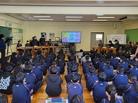 東山中学校2年生との座談会の様子