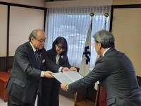 第二次行政経営方針について答申を受ける市長