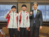 全国都道府県対抗男子駅伝競争大会出場を報告した渡部さん中長さんと記念撮影