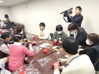 さるぼぼ作り体験イベントの様子
