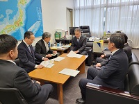 山本巧国土交通省道路局長に対し除雪費等に関する要望面談を行う市長ら