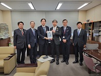大沢博総務省自治財政局長へ除雪費等に関する要望書を手交する市長