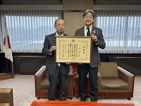 厚生労働大臣表彰を受賞された堀明洋久美愛厚生病院名誉病院長と記念撮影