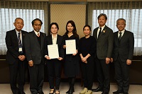 地域おこし協力隊員の酒井今日子さん、住菜摘さんと記念撮影