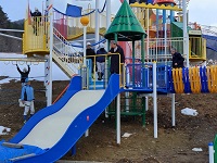 リニューアルオープンする原山市民公園を視察する市長