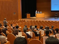 高山西高校「探求飛騨」研究発表会の講評をする市長