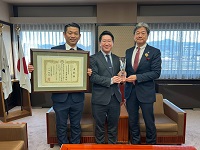 NAGOYA DX・生産性向上アワード2024グランプリを受賞された有巣弘城舩坂酒造店代表取締役社長らと記念撮影