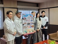 ダブルネームのジョーさんらひらゆさくら祭り実行委員会メンバーと記念撮影