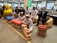 県立木工芸術スクール訓練生が作製した木製家具をこども未来部窓口に設置