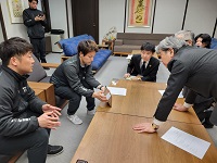 つむぎカップスキー大会の実施を報告する前坂治臣つむぎ果樹園代表ら