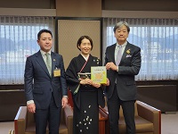 市内小・中学校に絵本を寄贈された著者荒田由香さん