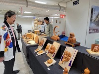 物産展の出店者を激励する市長