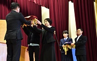 校旗を教育長へ返納する荘川小学校児童と切手校長先生