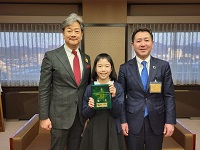 図書館を使った調べる学習コンクール受賞を報告した山王小学校4年藤田楓花さん