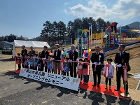 原山市民公園オープニングセレモニーでテープカットを行う市長ら