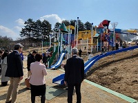 リニューアルした原山市民公園を視察する市長ら
