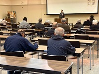 飛騨歴史民俗学会記念大会総会であいさつをする市長