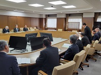 平井隆平江名子校区まちづくり協議会会長らから情報提供の説明を受ける市長